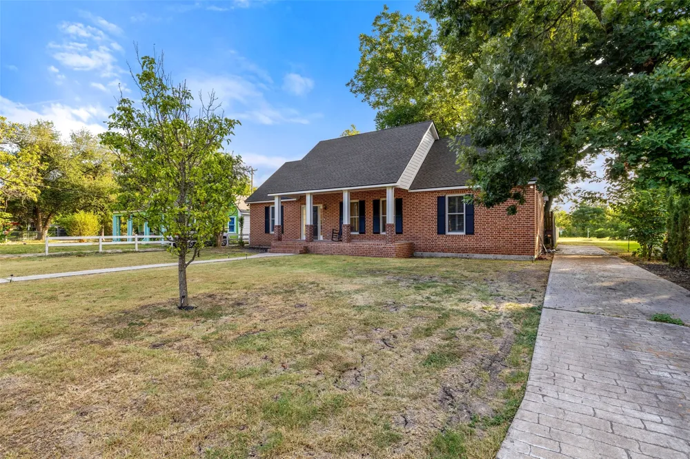 1105 Victoria Street Taylor, TX 76574