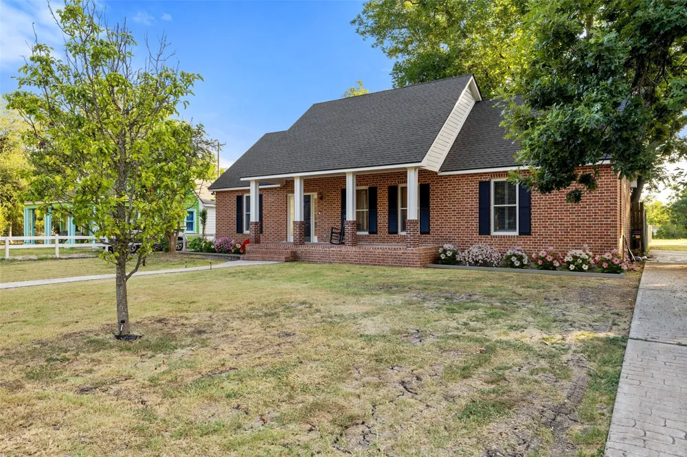 1105 Victoria Street Taylor, TX 76574