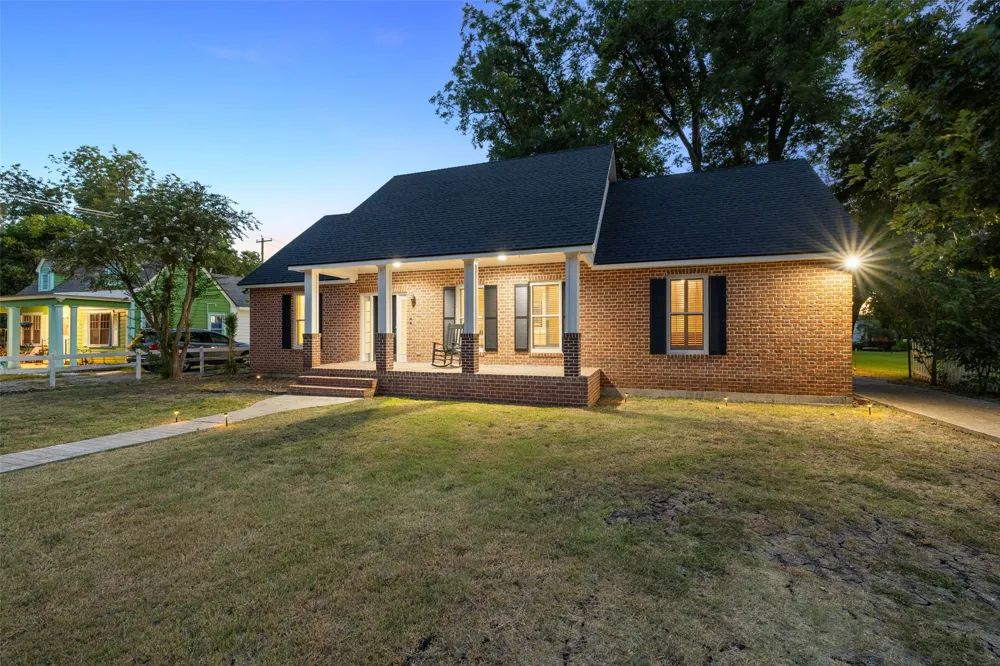 1105 Victoria Street Taylor, TX 76574