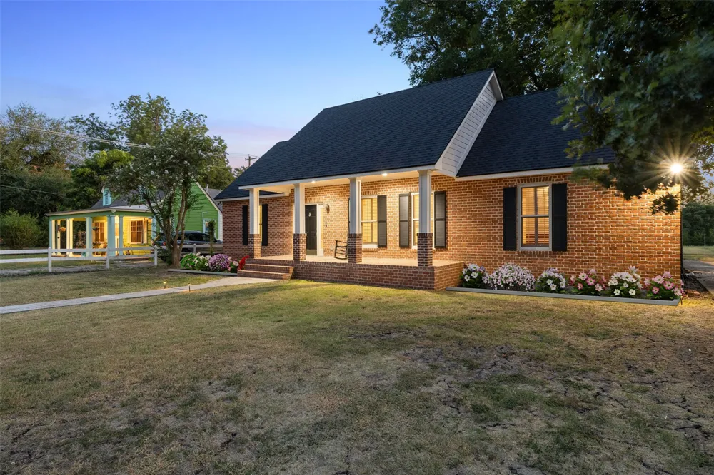 1105 Victoria Street Taylor, TX 76574