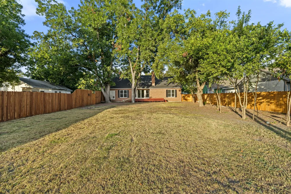 1105 Victoria Street Taylor, TX 76574