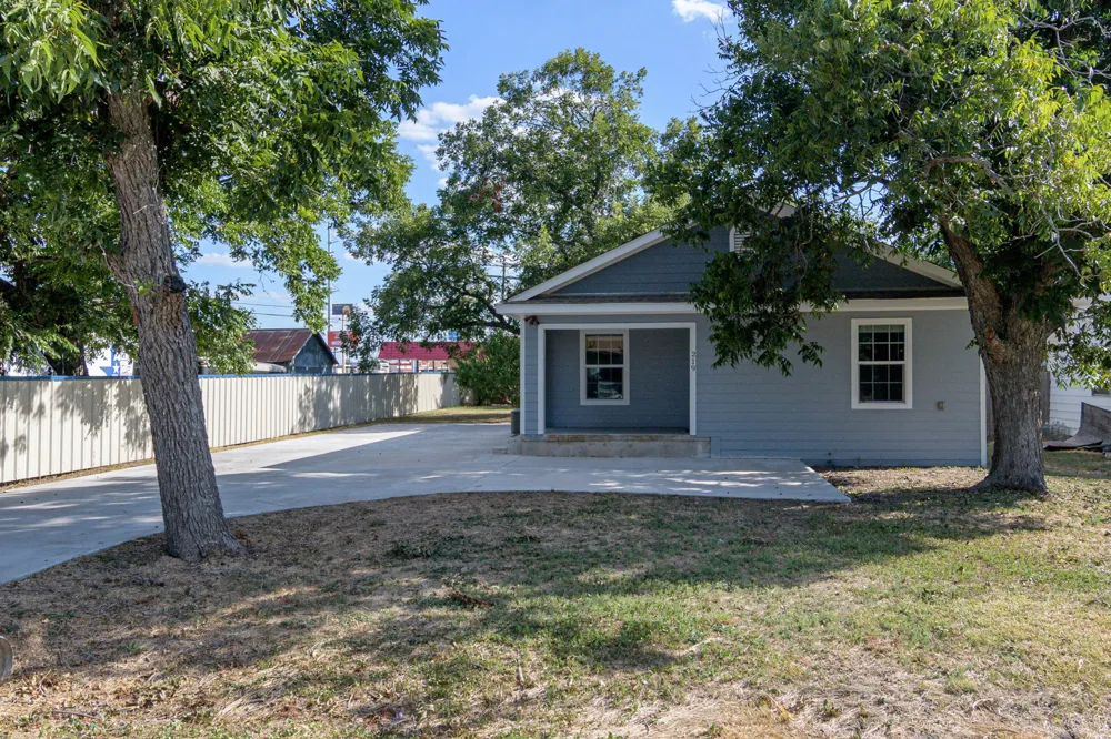 219 E Davilla Street Bartlett, TX 76511