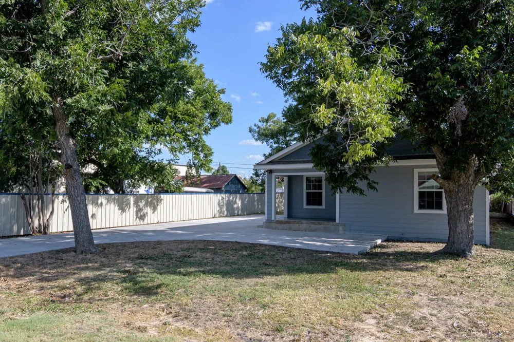 219 E Davilla Street Bartlett, TX 76511