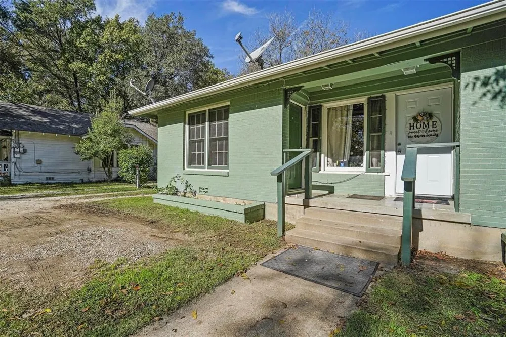 210 W Willingham Street #B Cleburne, TX 76033