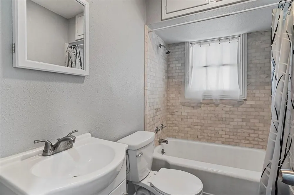 210 W Willingham Street #B Cleburne, TX 76033