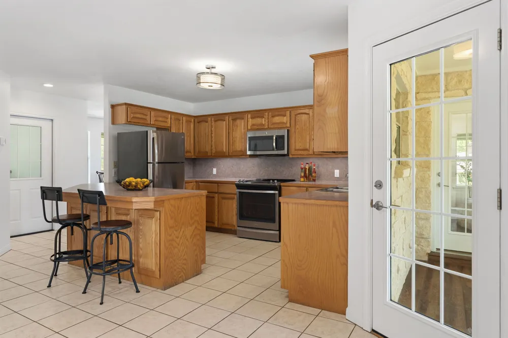 207 Meadow Oaks Drive Dripping Springs, TX 78620