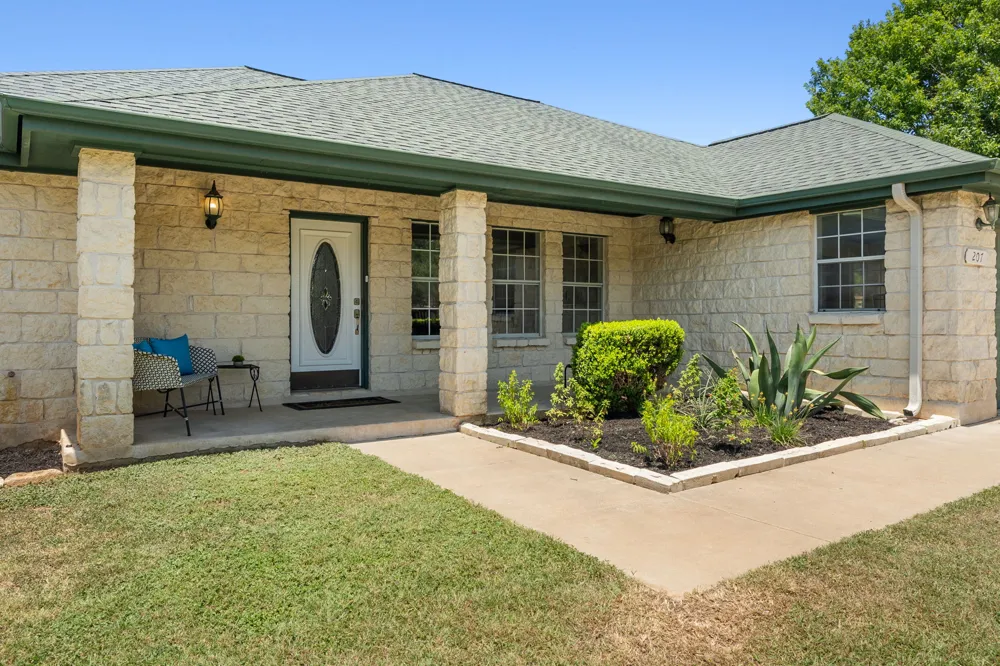 207 Meadow Oaks Drive Dripping Springs, TX 78620