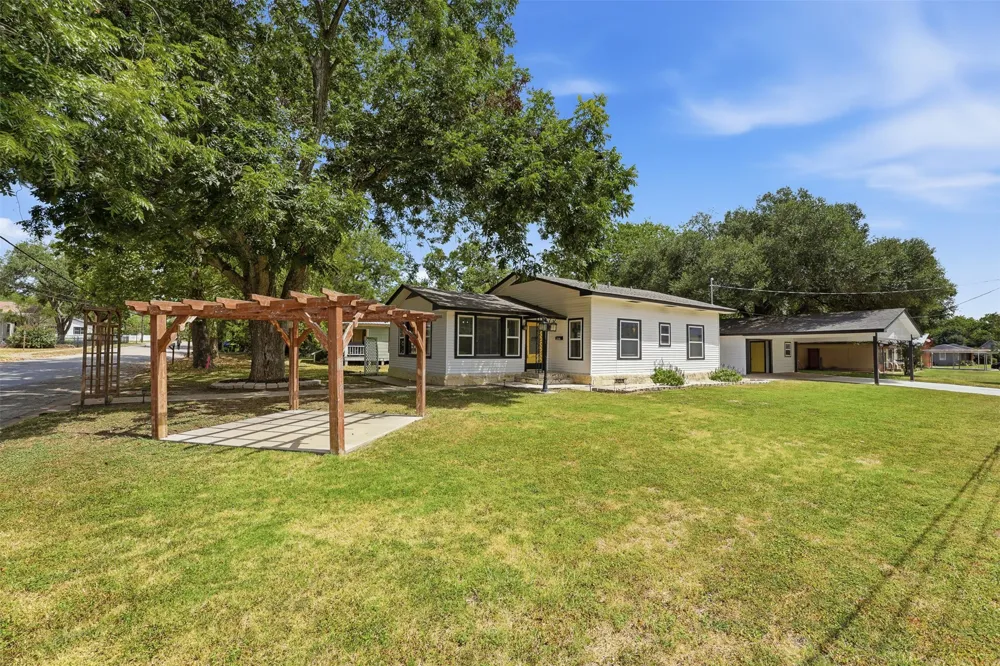104 Bright Street Gonzales, TX 78629
