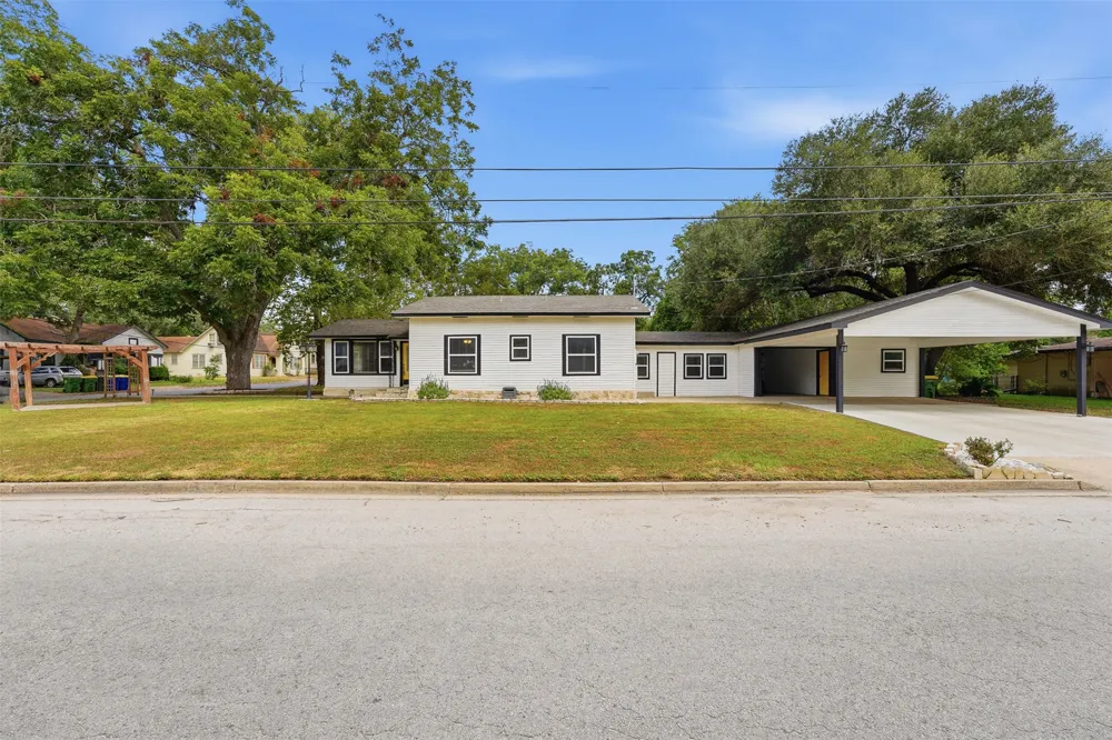 104 Bright Street Gonzales, TX 78629