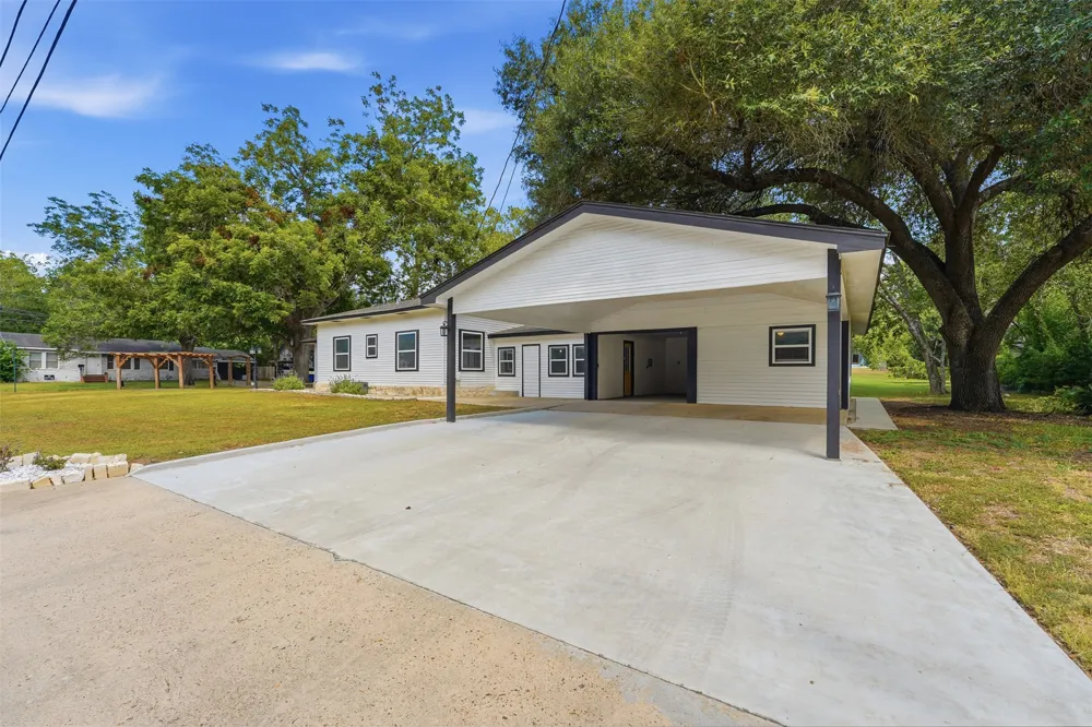 104 Bright Street Gonzales, TX 78629