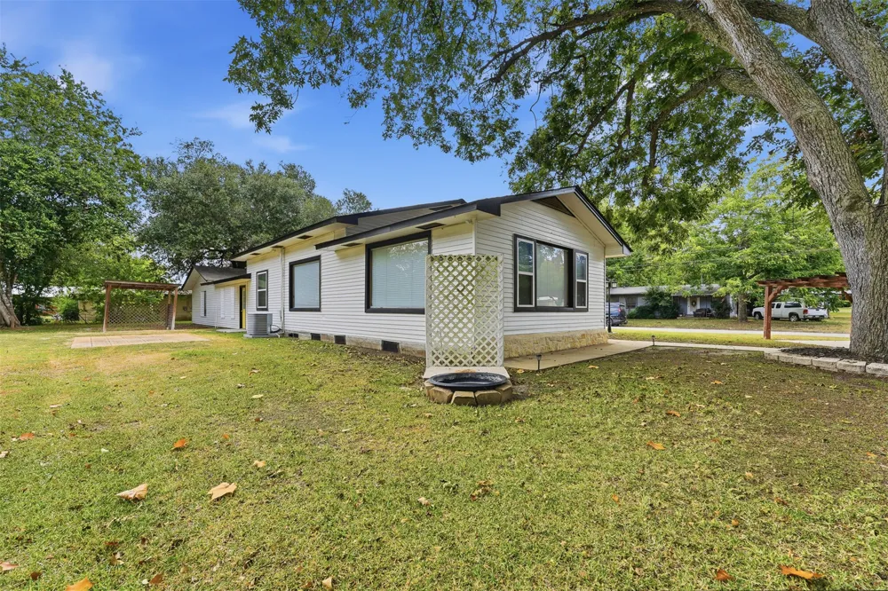 104 Bright Street Gonzales, TX 78629