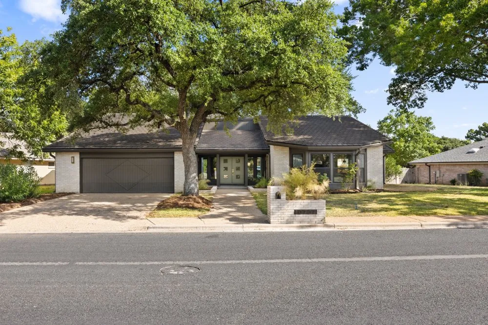 10707 Pinehurst Drive Austin, TX 78747