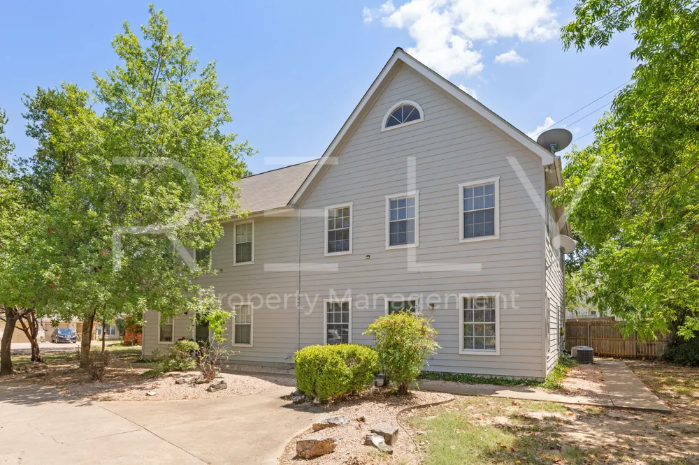 2908 Whisper Oaks Ln #B Georgetown, TX 78628