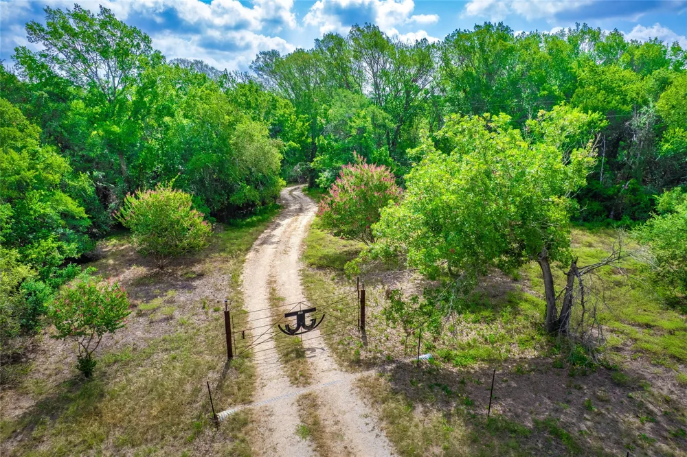 12135 Fm 1322 Luling, TX 78648