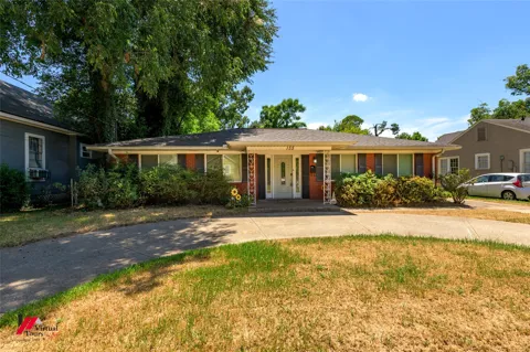 155 E Elmwood
