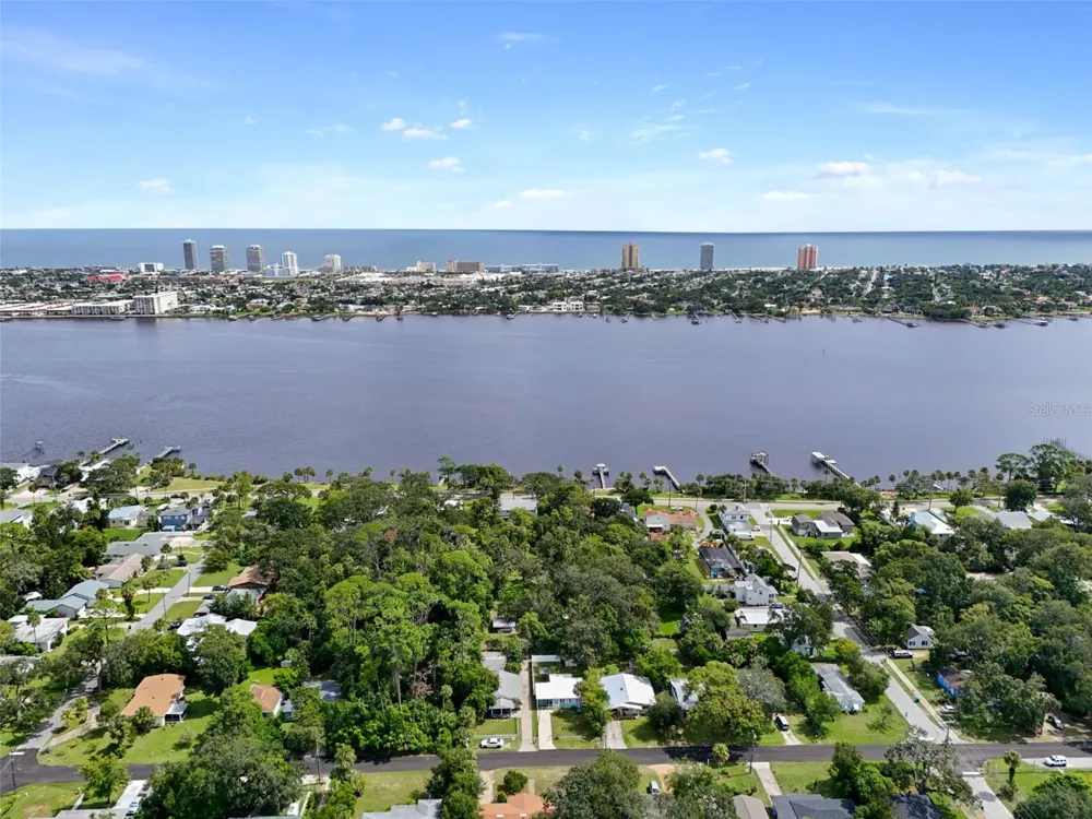 1520 MORAVIA AVENUE Holly Hill, FL 32117