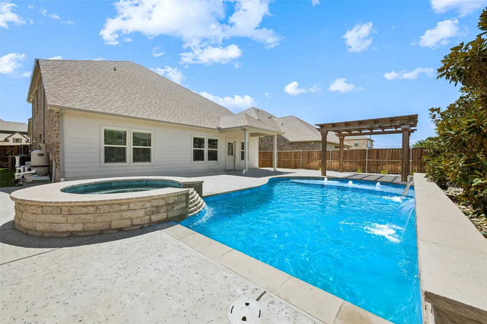 10105 Lakemont Drive Fort Worth, TX 76131