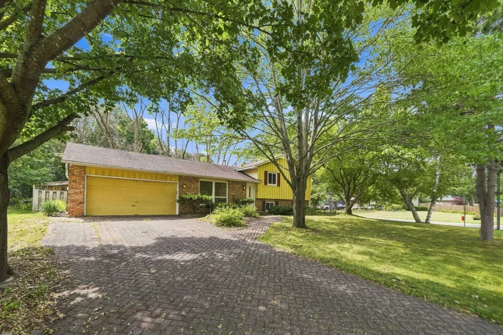2527 Interlachen Drive Stillwater, MN 55082