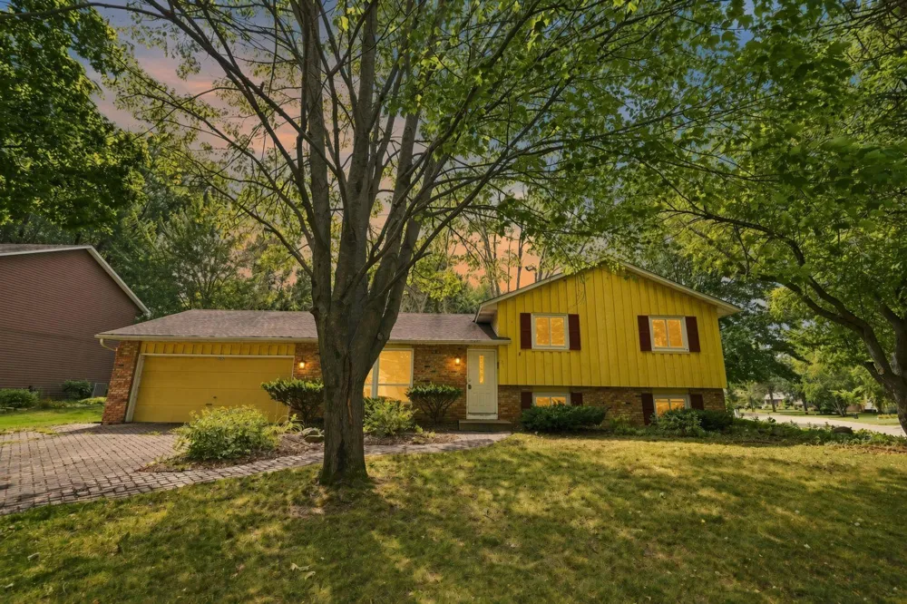 2527 Interlachen Drive Stillwater, MN 55082