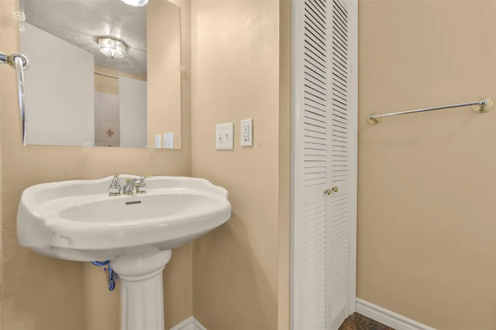 513 S Crockett Street Deer Park, TX 77536