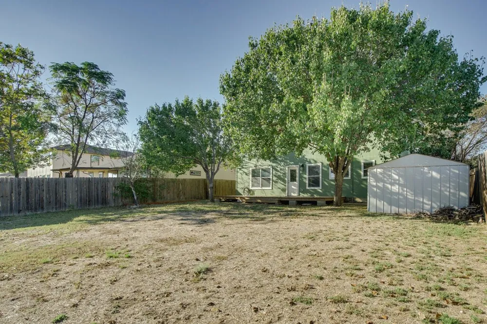 2005 Whistling Way Taylor, TX 76574