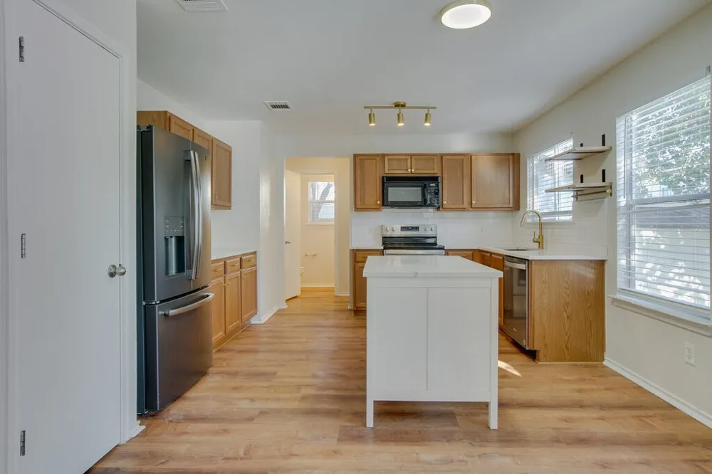 2005 Whistling Way Taylor, TX 76574