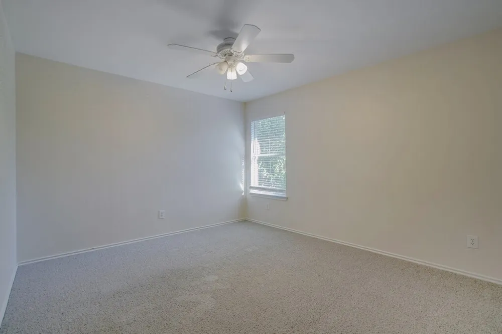 2005 Whistling Way Taylor, TX 76574