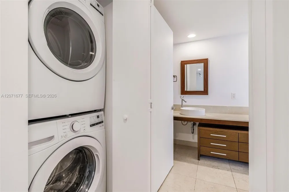 475 Brickell Ave #3811 Miami, FL 33131