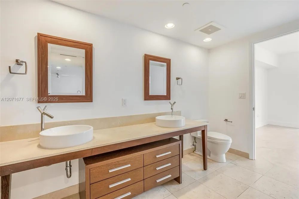 475 Brickell Ave #3811 Miami, FL 33131