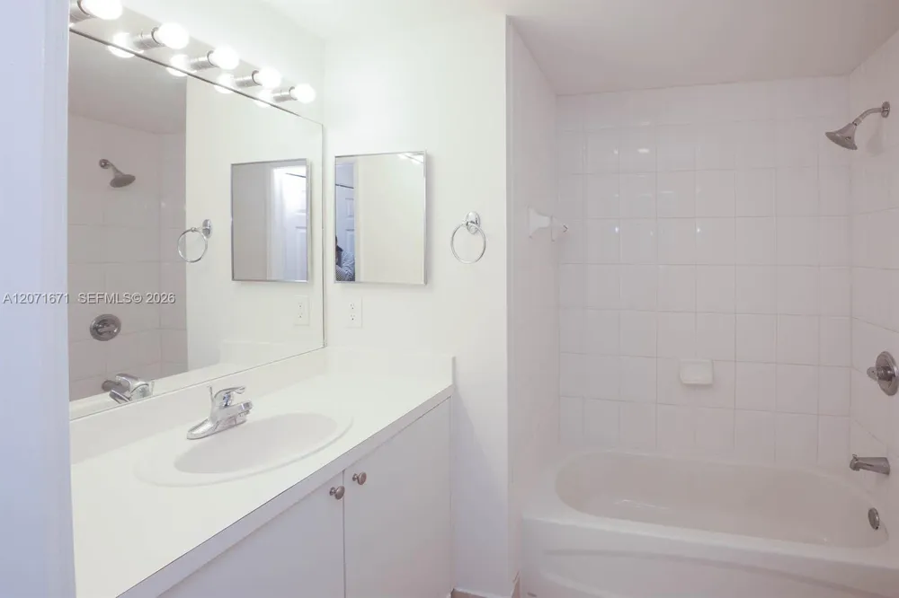 8050 Nob Hill Rd #106 Tamarac, FL 33321