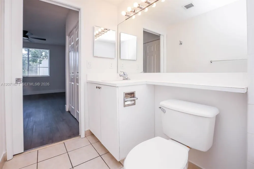 8050 Nob Hill Rd #106 Tamarac, FL 33321