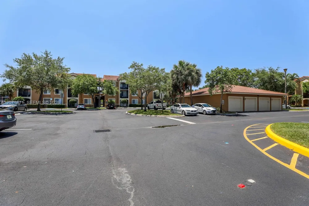 8050 Nob Hill Rd #106 Tamarac, FL 33321