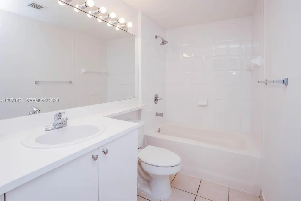 8050 Nob Hill Rd #106 Tamarac, FL 33321