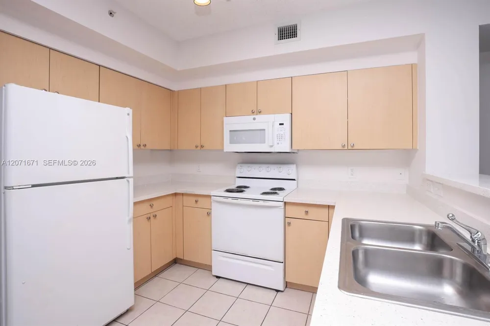 8050 Nob Hill Rd #106 Tamarac, FL 33321