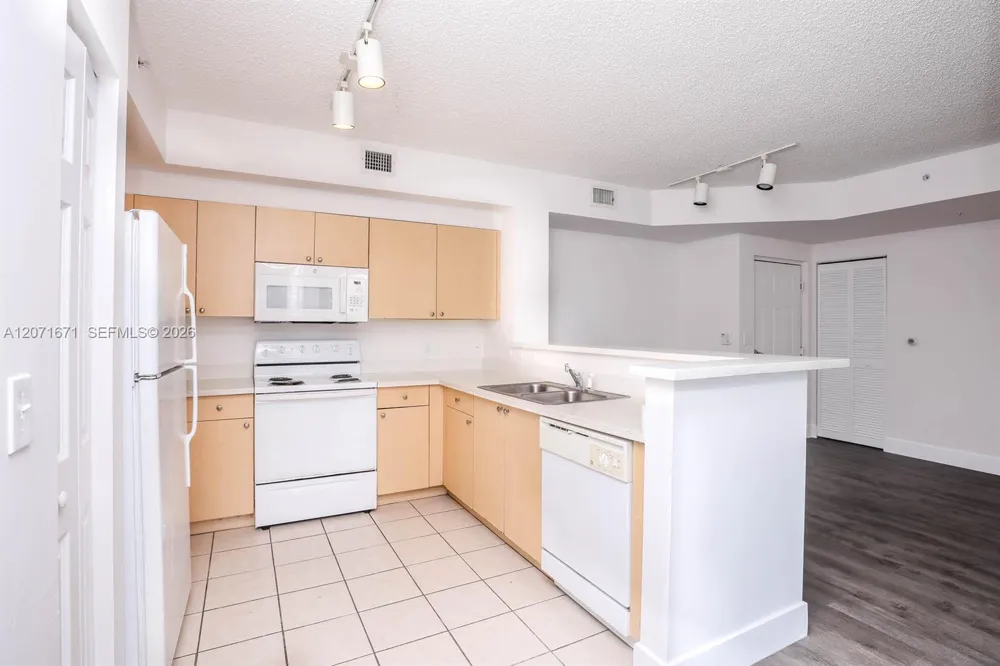 8050 Nob Hill Rd #106 Tamarac, FL 33321