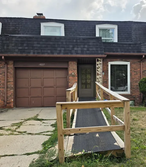 1827 Willowbrook Circle