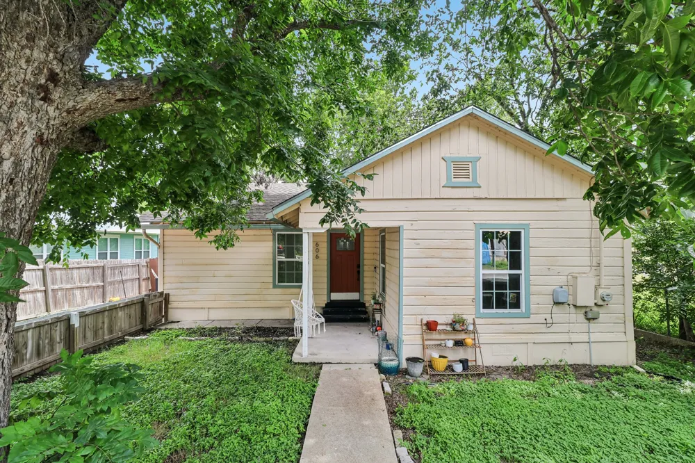 606 E Pecan Street Taylor, TX 76574