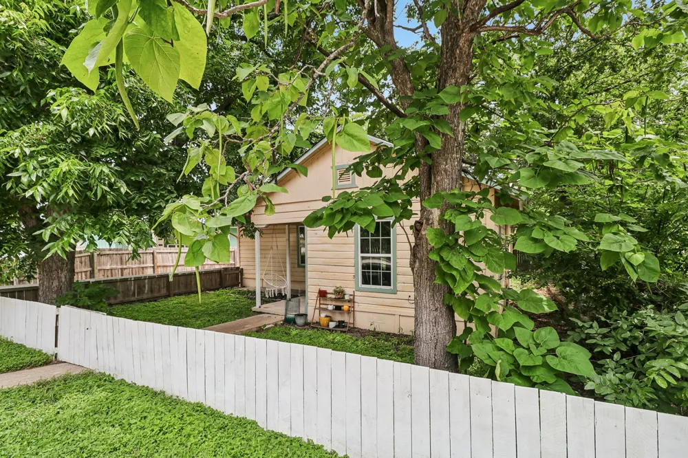606 E Pecan Street Taylor, TX 76574