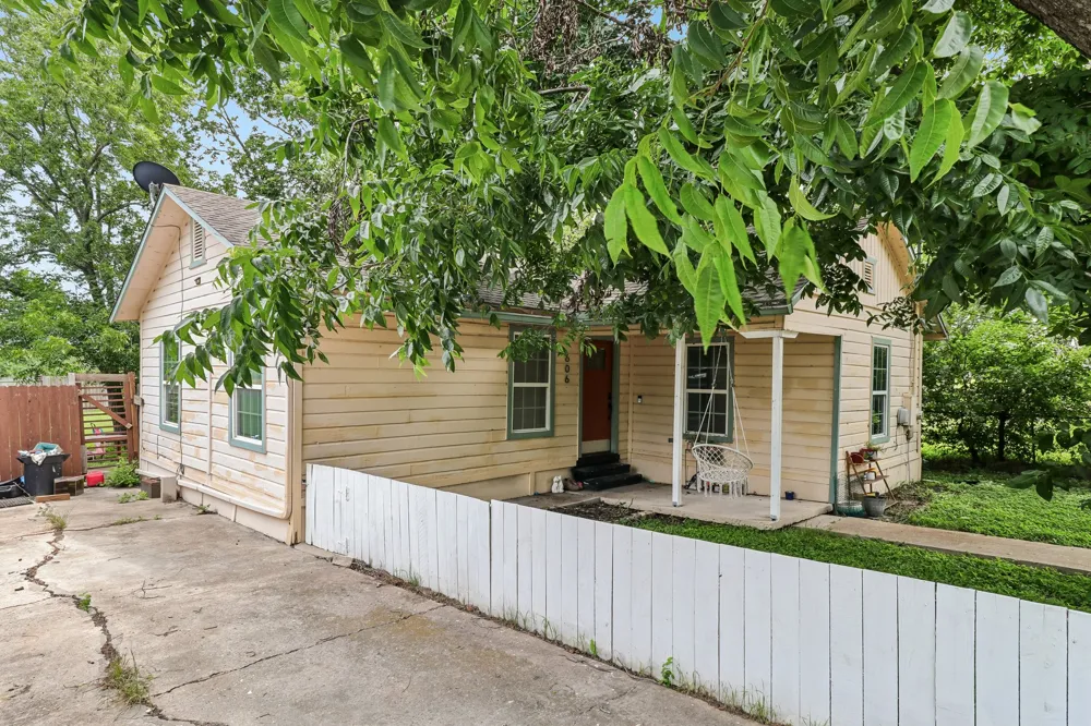 606 E Pecan Street Taylor, TX 76574
