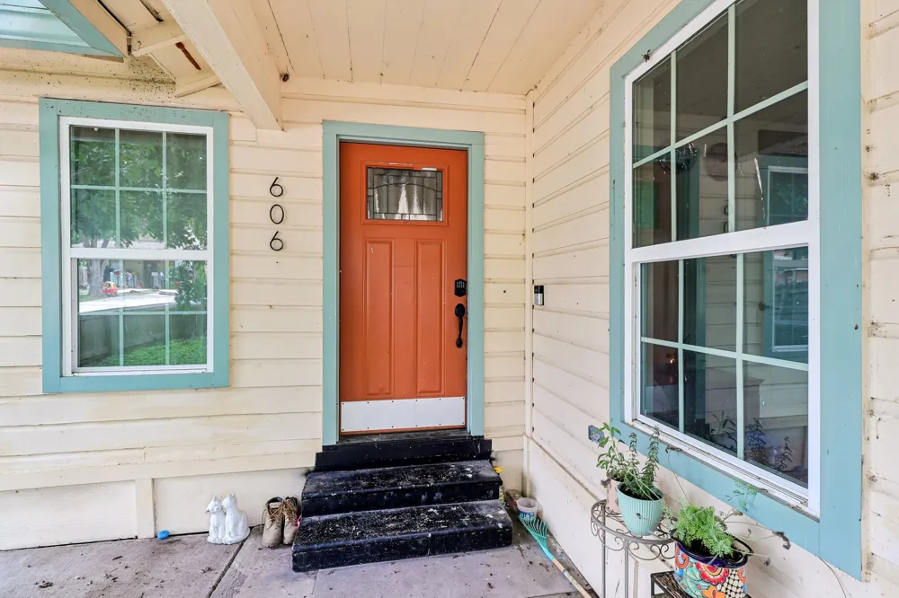 606 E Pecan Street Taylor, TX 76574