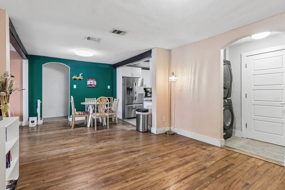 606 E Pecan Street Taylor, TX 76574