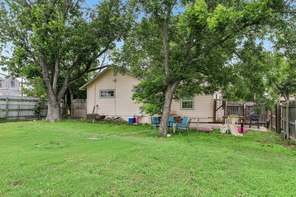 606 E Pecan Street Taylor, TX 76574