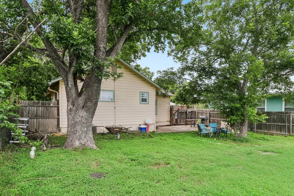 606 E Pecan Street Taylor, TX 76574