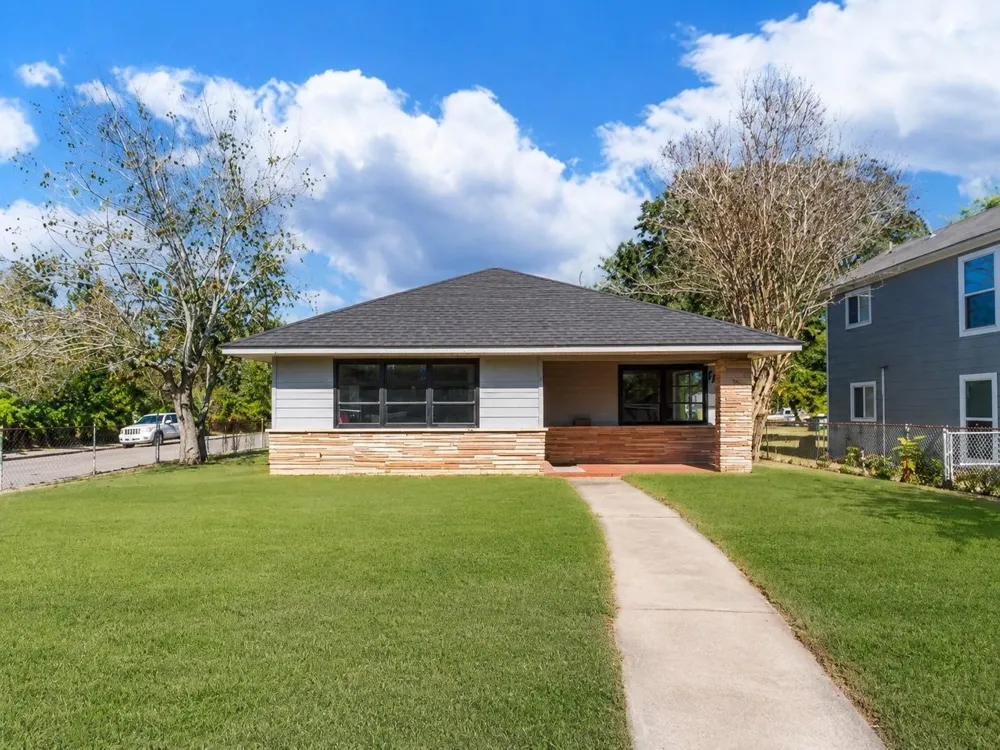 1230 W 4th Street Freeport, TX 77541