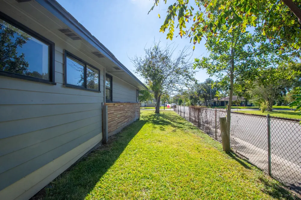 1230 W 4th Street Freeport, TX 77541