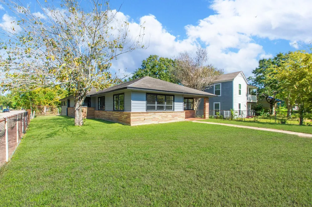 1230 W 4th Street Freeport, TX 77541