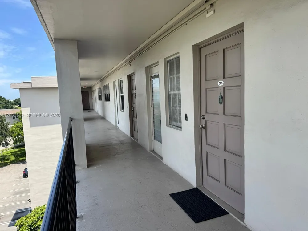 2950 Palm Aire Dr #605 Pompano Beach, FL 33069