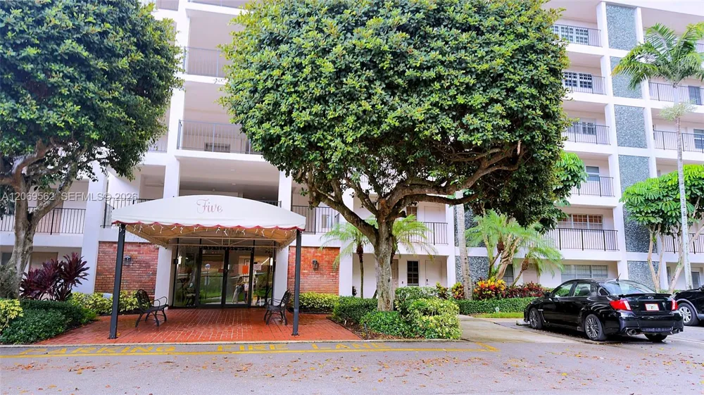 2950 Palm Aire Dr #605 Pompano Beach, FL 33069