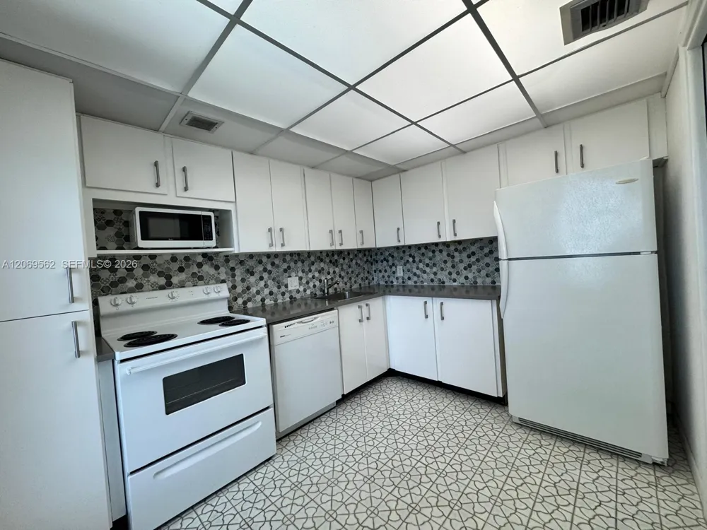 2950 Palm Aire Dr #605 Pompano Beach, FL 33069