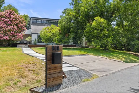808 Vanguard Street